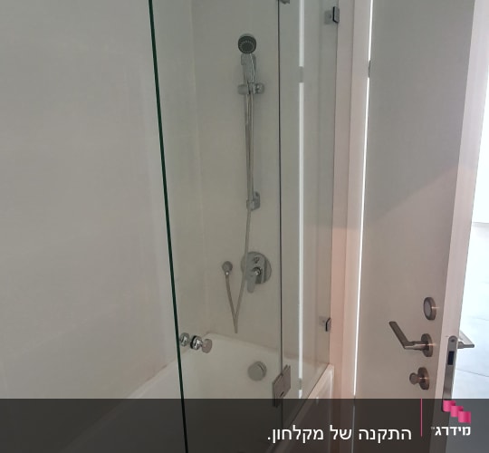מקלחת עם דלת זכוכית וברז מקלחת